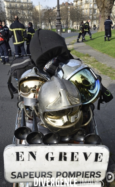 Manifestation nationale des pompiers à Paris. Firemen in Paris.