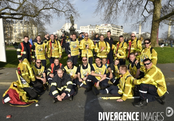 Manifestation nationale des pompiers à Paris. Firemen in Paris.