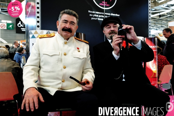 Au salon mondial du tourisme, deux sosies, camarade ! Lenine et Staline font le job sur le stand de Pouchkine Tours