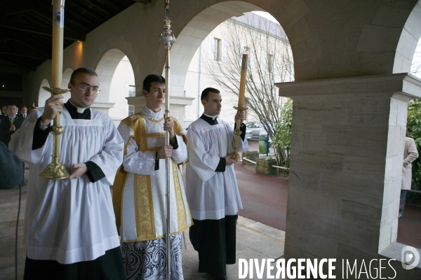 Prise de soutane des séminaristes de première année au séminaire Saint curé d Ars de la fraternité Saint Pie X