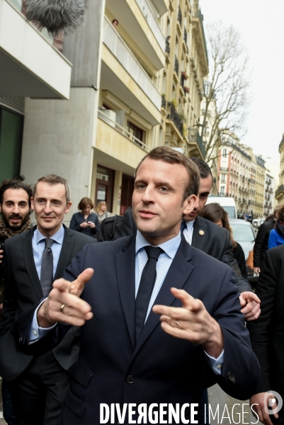 Emmanuel Macron visite le commissariat du XXème