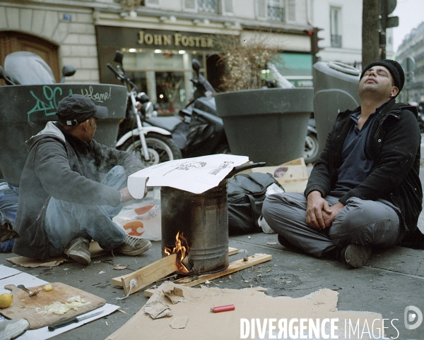 Réfugiés afgans cuisinant rue Lafayette , Paris-Nord