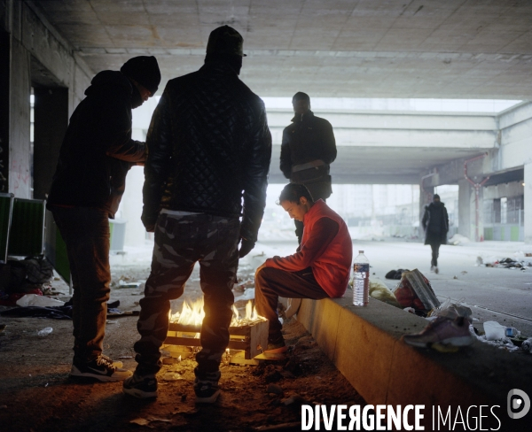 Réfugié afghan mineur de 15 ans  bivouaquant sur un chantier porte de la Chapelle, Paris