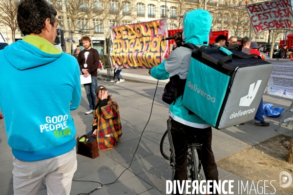 Place de la republique, Nuit Debout organise des debats d education populaire.Quand l economie 2.0 rencontre le mouvement social