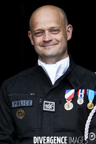 Le commissaire divisionnaire Jean-Baptiste DULION devient le nouveau patron du RAID en remplacement de Jean-Michel FAUVERGUE.