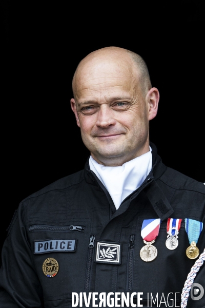 Le commissaire divisionnaire Jean-Baptiste DULION devient le nouveau patron du RAID en remplacement de Jean-Michel FAUVERGUE.
