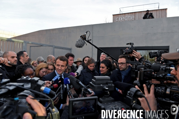 Emmanuel Macron aux Mureaux