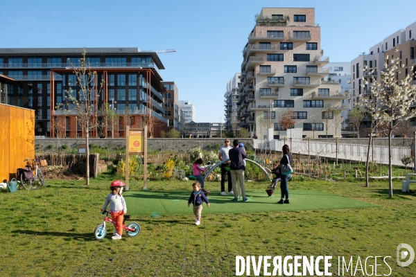 Illustration Mars2017.Des enfants sur l aire de jeux du Grand Parc de l eco-quartier des Docks  a Saint Ouen