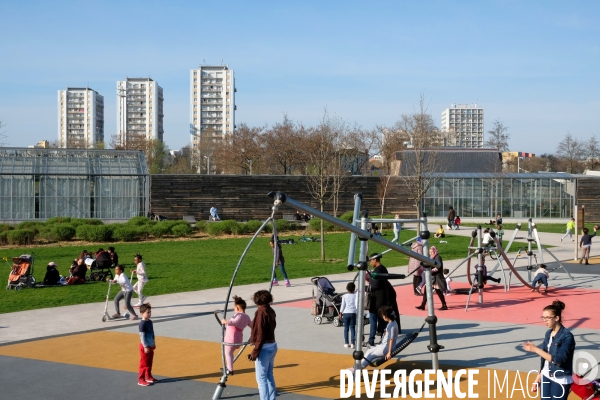 Illustration Mars2017.Enfants sur l aire de jeux du grand parc a saint ouen