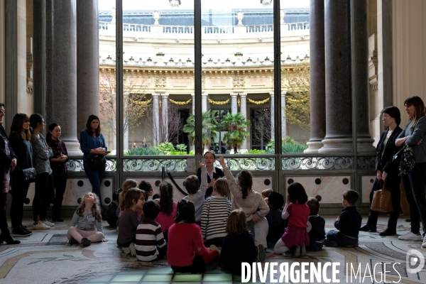 Illustration Mars2017.Au musee des beaux arts au petit palais, une mediatrice culturelle avec un groupe d enfants en sortie scolaires