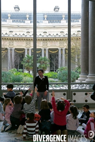 Illustration Mars2017.Au musee des beaux arts au petit palais, une mediatrice culturelle avec un groupe d enfants en sortie scolaires