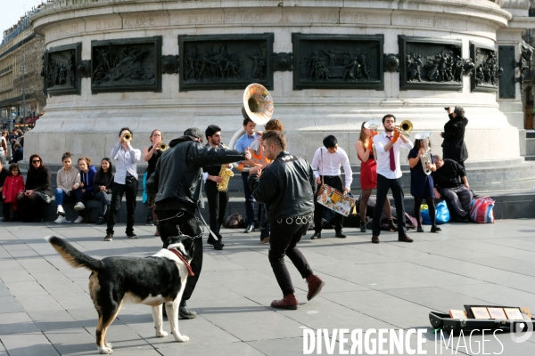 Illustration Mars 2017.Deux punks dansent sur la musique d une fanfare place de la republique