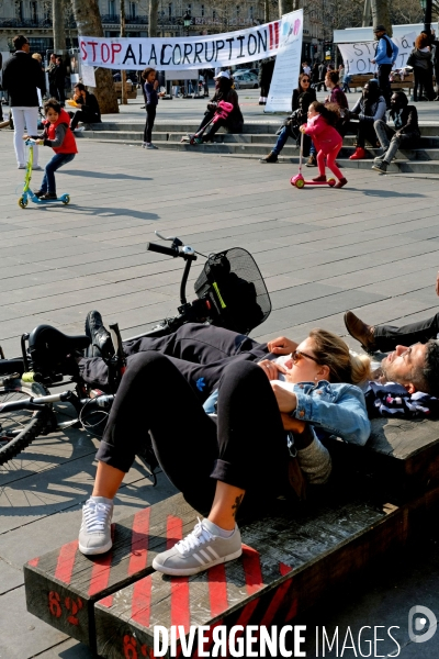 Illustration Mars2017.Scene de rue dominical place de la Republique,un jeune couple prend lesoleil en marge d un rassemblement de stop corruption