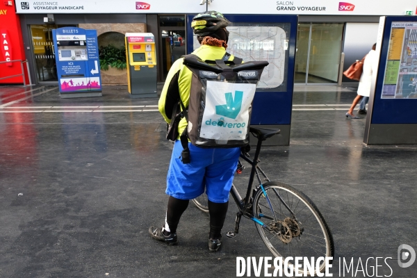 Illustration Mars 2017.Un livreur de Deliveroo a la gare du nord