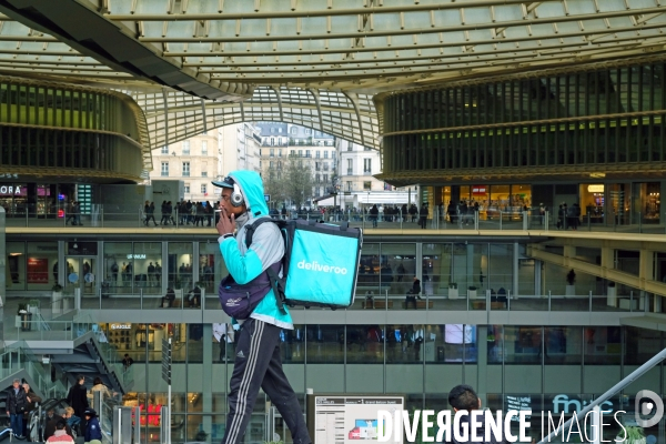 Illustration Mars 2017.Livreur de repas a domicile sous la canopee aux forum des halles