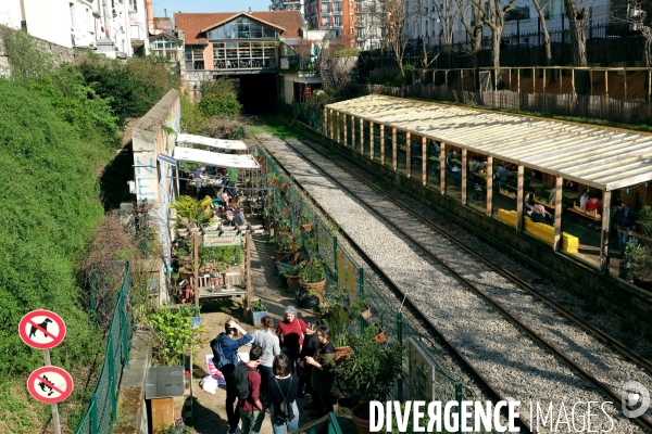 Illustration Mars2017.De part et d autre des voies de la petite ceinture, le jardin du Ruisseau et la Recyclerie