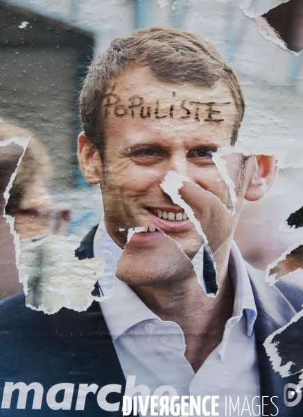 Les affiches des candidats à l élection présidentielle de 2017 déchirées, lacérées, comme un hommage à l artiste Jacques Villeglé, mais aussi souvent l expression de la violence du débat politique.