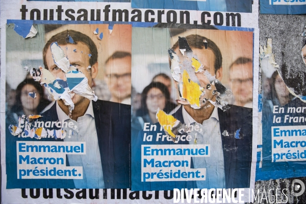 Les affiches des candidats à l élection présidentielle de 2017 déchirées, lacérées, comme un hommage à l artiste Jacques Villeglé, mais aussi souvent l expression de la violence du débat politique.