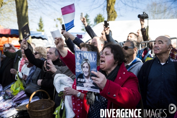 La candidate du Front National à l élection présidentielle Marine Le PEN fait campagne à la foire de Lencloître dans la Vienne.