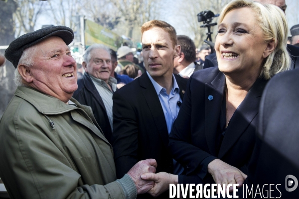 La candidate du Front National à l élection présidentielle Marine Le PEN fait campagne à la foire de Lencloître dans la Vienne.