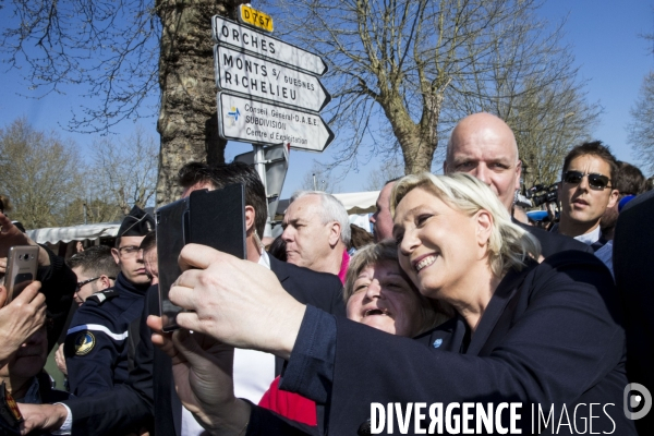 La candidate du Front National à l élection présidentielle Marine Le PEN fait campagne à la foire de Lencloître dans la Vienne.