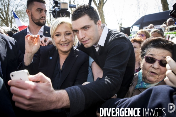 La candidate du Front National à l élection présidentielle Marine Le PEN fait campagne à la foire de Lencloître dans la Vienne.