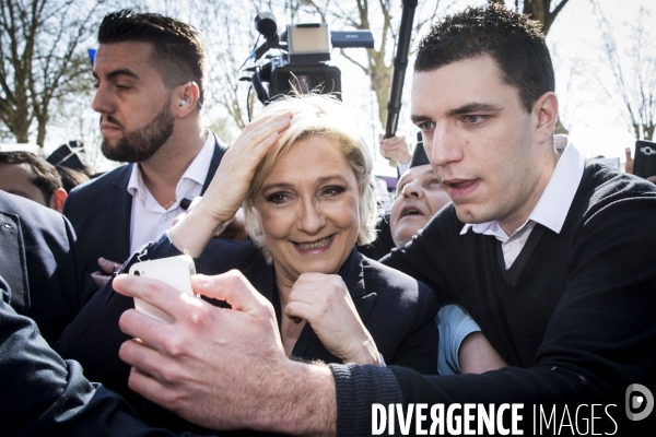 La candidate du Front National à l élection présidentielle Marine Le PEN fait campagne à la foire de Lencloître dans la Vienne.