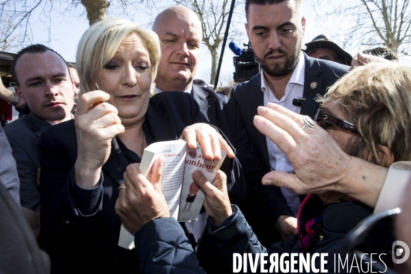 La candidate du Front National à l élection présidentielle Marine Le PEN fait campagne à la foire de Lencloître dans la Vienne.