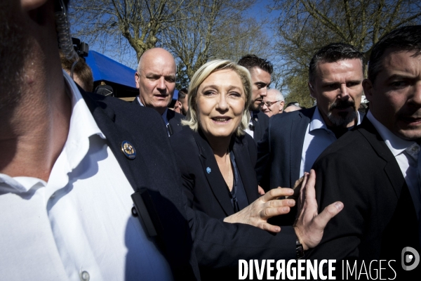 La candidate du Front National à l élection présidentielle Marine Le PEN fait campagne à la foire de Lencloître dans la Vienne.