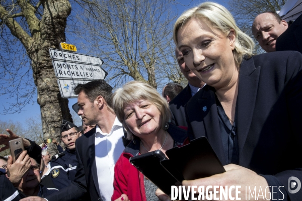 La candidate du Front National à l élection présidentielle Marine Le PEN fait campagne à la foire de Lencloître dans la Vienne.