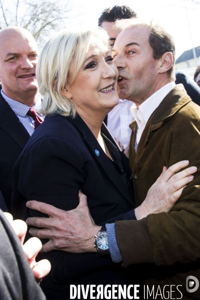 La candidate du Front National à l élection présidentielle Marine Le PEN fait campagne à la foire de Lencloître dans la Vienne.