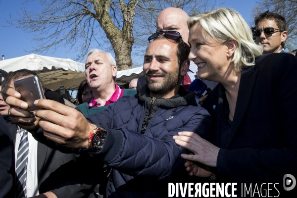 La candidate du Front National à l élection présidentielle Marine Le PEN fait campagne à la foire de Lencloître dans la Vienne.