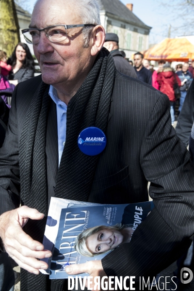 La candidate du Front National à l élection présidentielle Marine Le PEN fait campagne à la foire de Lencloître dans la Vienne.