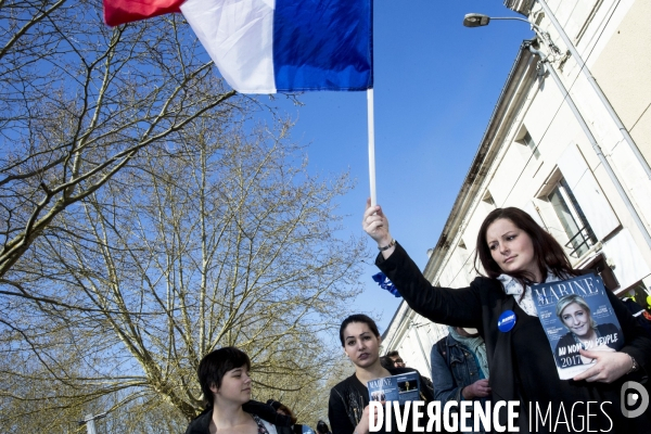 La candidate du Front National à l élection présidentielle Marine Le PEN fait campagne à la foire de Lencloître dans la Vienne.