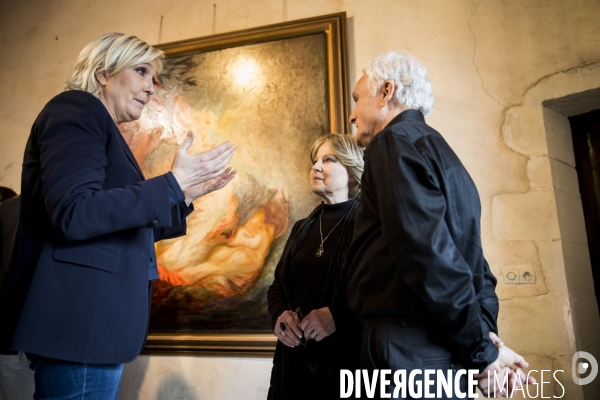 Marine Le PEN viste Château Couvert, le musée d art contemporain privé de Danielle GRIMALDI et Pierre MAGRE à Jaunay-Clan.