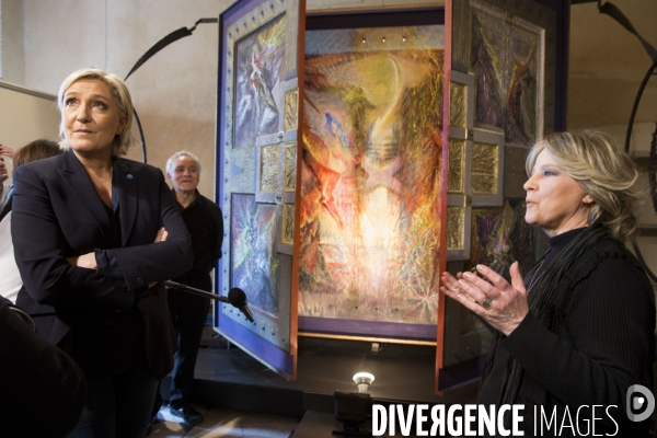 Marine Le PEN viste Château Couvert, le musée d art contemporain privé de Danielle GRIMALDI et Pierre MAGRE à Jaunay-Clan.