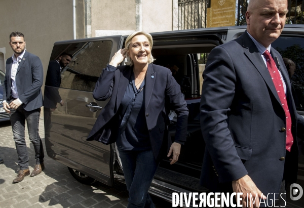 Marine Le PEN viste Château Couvert, le musée d art contemporain privé de Danielle GRIMALDI et Pierre MAGRE à Jaunay-Clan.
