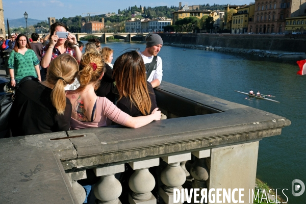 Florence.Photo souvenir.Des copines se prennent en photo sur les bords de l Arno