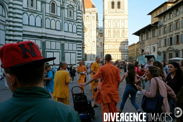 Florence.Des menbres d Hare Krishna dansent et chantent sur la place du duomo.