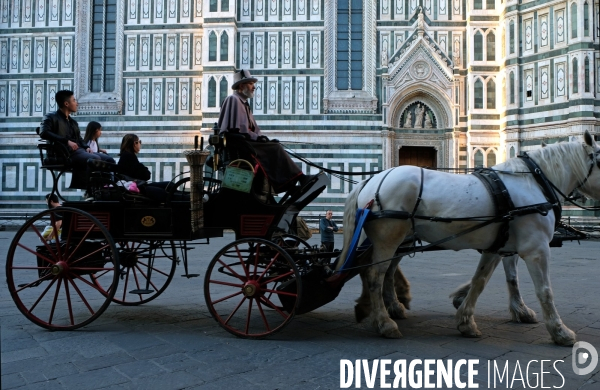 Florence.Une caleche promene des touristes place du duomo