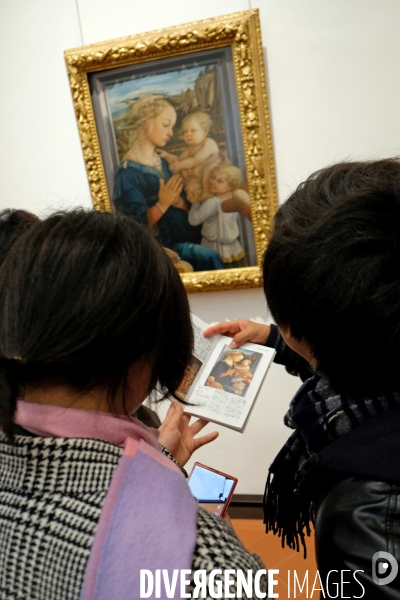 Florence.Touristes japonais devant un tableau de Filippo Lippi, Madone a l Enfant avec  deux anges a la galerie des Offices