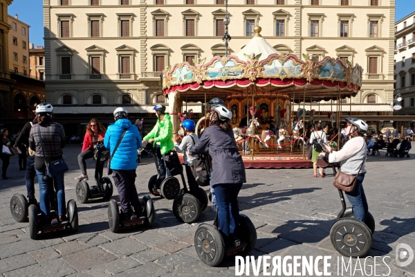 Florence..Piazza della repubblica,un groupe de touristes visite la ville en segway, transporteur personnel
