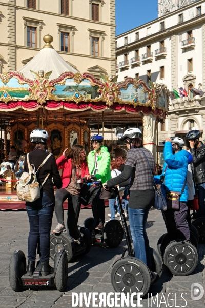 Florence..Piazza della repubblica,un groupe de touristes visite la ville en segway, transporteur personnel