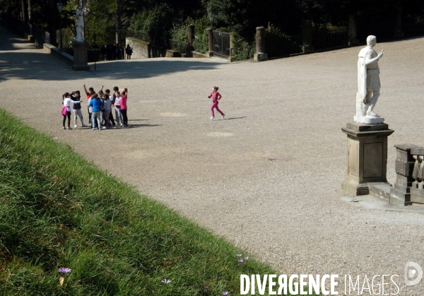 Florence.Des enfants jouent dans les jardins Boboli