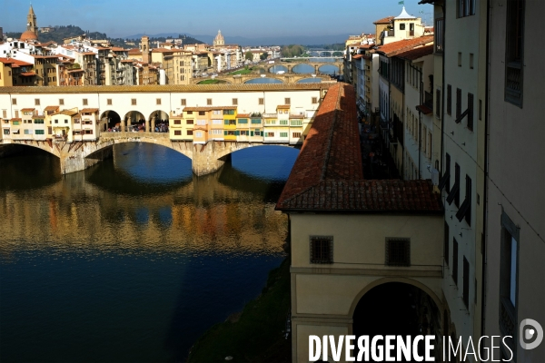 Florence.Vue de l Arno et du ponte Vecchio