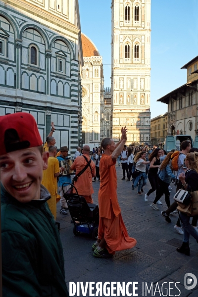 Florence.Des menbres d Hare Krishna dansent et chantent sur la place du duomo.