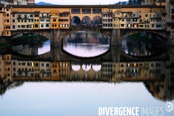 Florence.Le ponte Vecchio et son reflet dans l Arno