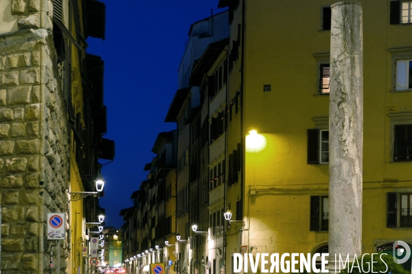 Florence.Une rue eclairee dans le quartier de l Oltrarno