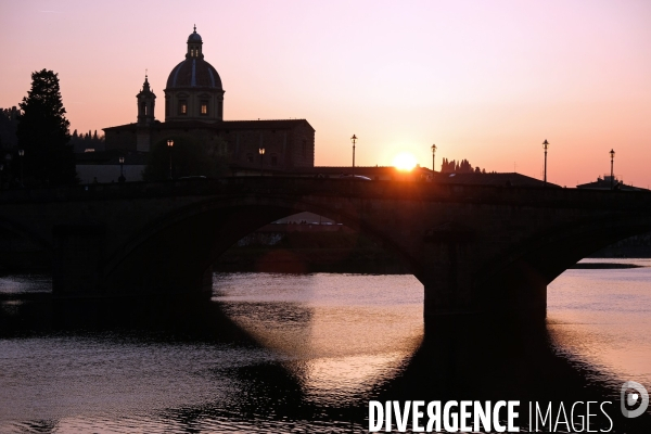 Florence.Coucher de soleil sur l Arno, le pont santa Trinita et l eglise san Frediano in cestello