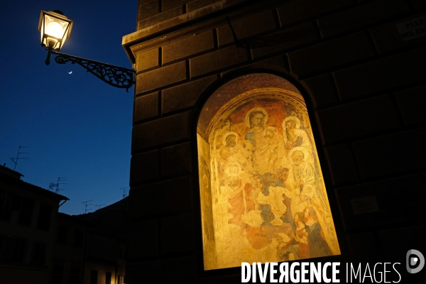 Florence.Ambiance nocturne place del Carmine.Au mur d un couvent, une peinture murale , au ciel un croissant de lune
